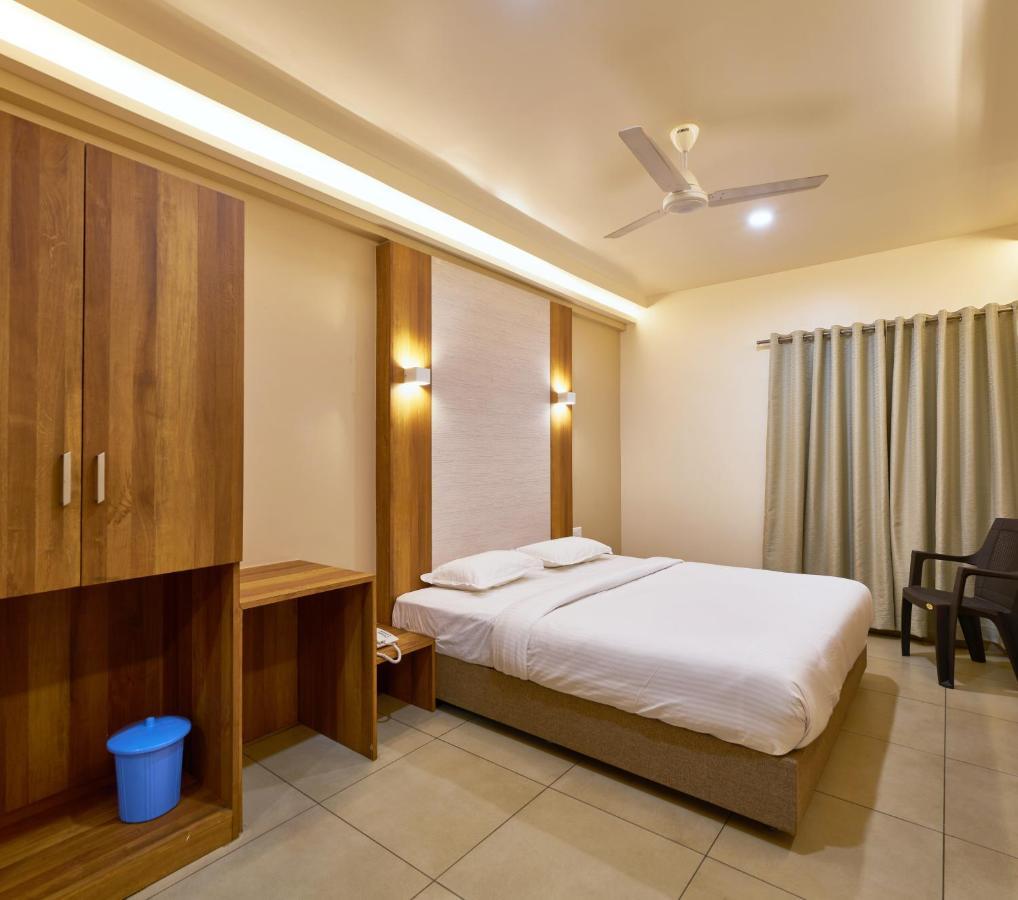 Hotel Kiyara Колхапур Екстериор снимка