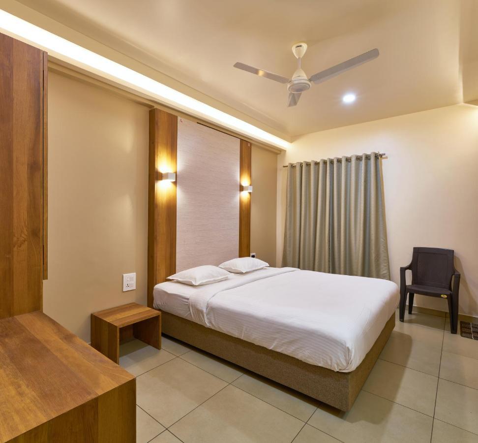 Hotel Kiyara Колхапур Екстериор снимка