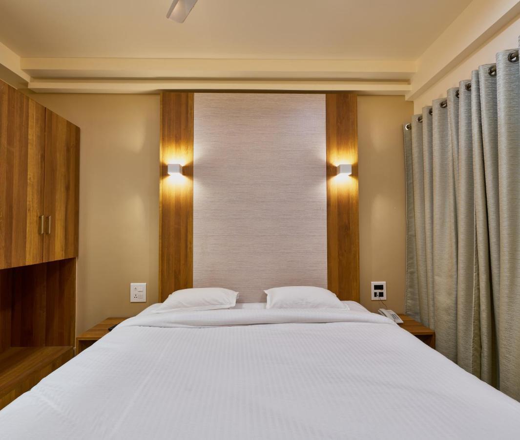 Hotel Kiyara Колхапур Екстериор снимка